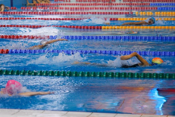 Niños Atletas Nadan Entrenamiento Piscina 2020 —  Fotos de Stock