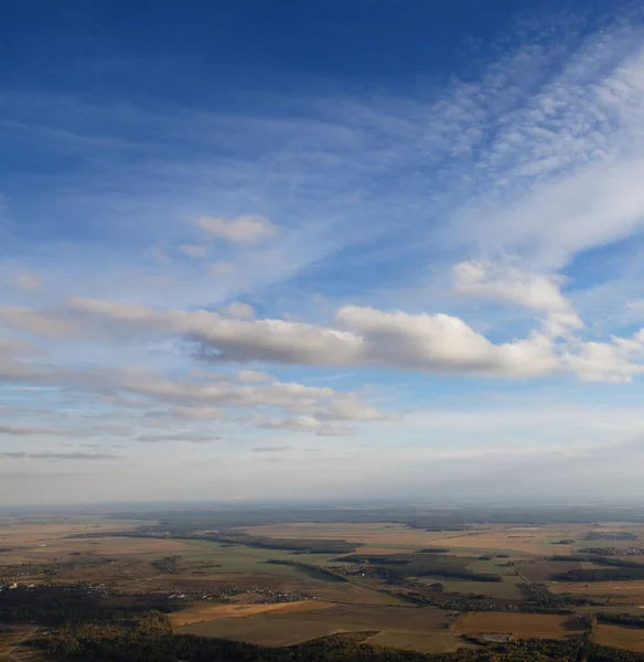 白い雲と青い空の鳥の目の景色2020年 — ストック写真