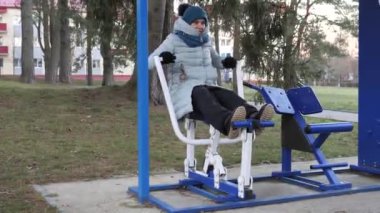 Kadınlar spor için doğadaki simülatörlere giderler.