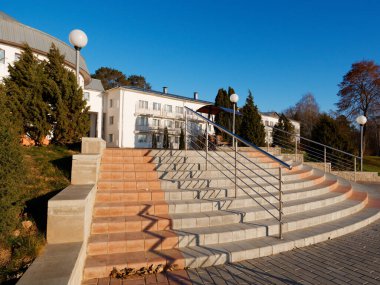 Naroch, BELARUS - 8 Aralık 2020 Naroch Gölü kıyısındaki NAROCH sanatoryumunun güzel binası