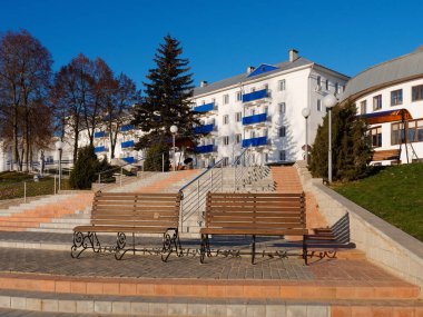 Naroch, BELARUS - 8 Aralık 2020 Naroch Gölü kıyısındaki NAROCH sanatoryumunun güzel binası