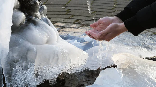 Вода Льется Источника Зимний Период Человек Собирает Воду Пальмы 2020 — стоковое фото