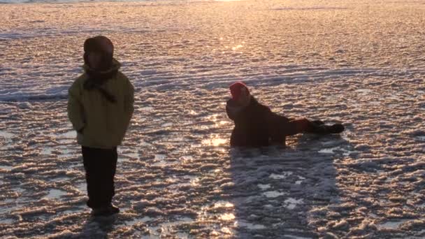 Niños Peligrosos Juegan Hielo Delgado Lago — Vídeos de Stock