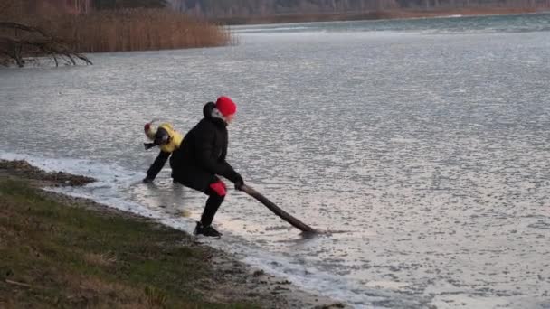 Niños Peligrosos Juegan Hielo Delgado Lago — Vídeos de Stock