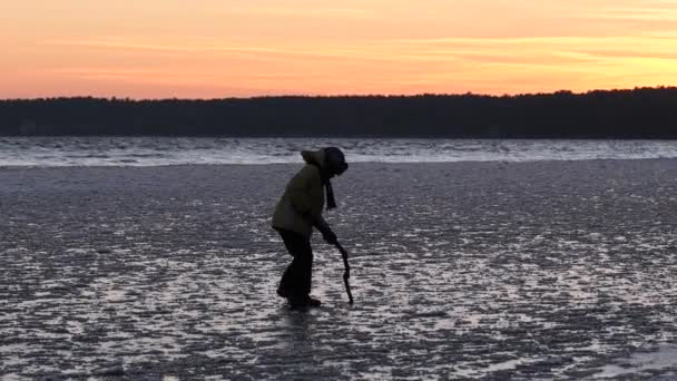 危险的孩子们在湖上的薄冰上玩耍 — 图库视频影像