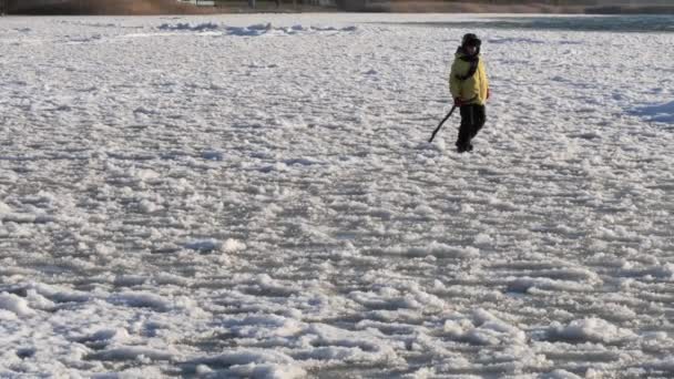 Επικίνδυνα παιδιά παίζουν σε λεπτό πάγο στη λίμνη — Αρχείο Βίντεο