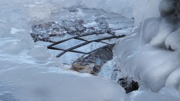 Wasser strömt im Winter aus dem Frühling und gefriert — Stockvideo