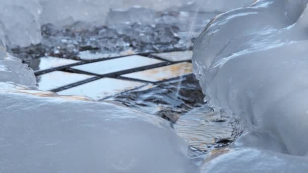 Acqua riversa dalla primavera in inverno e congela — Video Stock