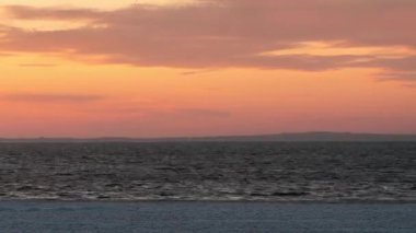 2020 dondurucu göl üzerinde gün doğumunda renkli bulutların hareketi