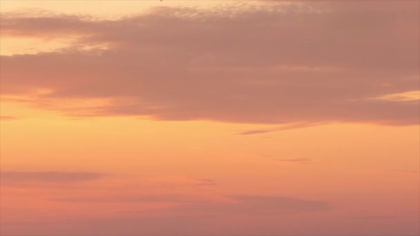 Pohyb Barevných Mraků Při Východu Slunce Nad Zamrzlým Jezerem 2020 — Stock video