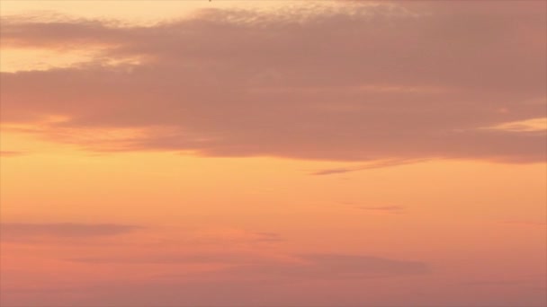 Движение Цветных Облаков Восходе Солнца Над Замерзающим Озером 2020 — стоковое видео