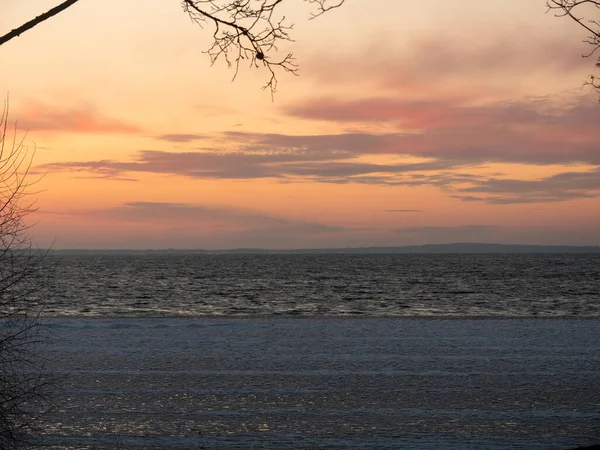 Värillisten Pilvien Liikkuminen Auringonnousun Aikaan Jäätävän Järven Yli 2020 — kuvapankkivalokuva