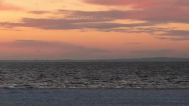 2020 dondurucu göl üzerinde gün doğumunda renkli bulutların hareketi