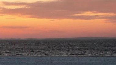 2020 dondurucu göl üzerinde gün doğumunda renkli bulutların hareketi