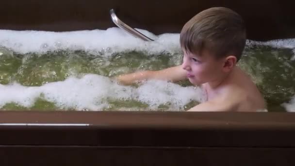 Αγόρι Κάνει Μπάνιο Ιατρικές Διαδικασίες Υδροθεραπεία Μεταλλικό Νερό Αφρόλουτρο 2020 — Αρχείο Βίντεο