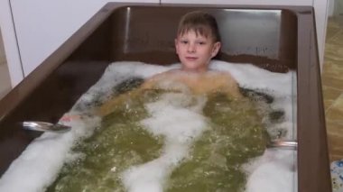 Erkek banyo yapar. Tıbbi prosedürler hidroterapi maden suyu banyosu 2020