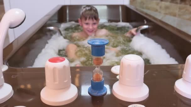 男の子風呂 医療手続き水治療法ミネラルウォーターバブルバス2020 — ストック動画