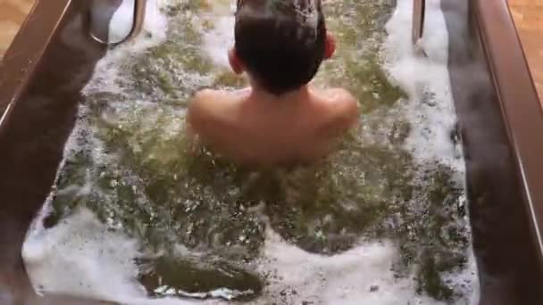 Junge Badet Heilverfahren Hydrotherapie Mineralwasser Schaumbad 2020 — Stockvideo