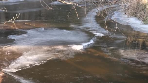 冰封在冰封的河面上 — 图库视频影像