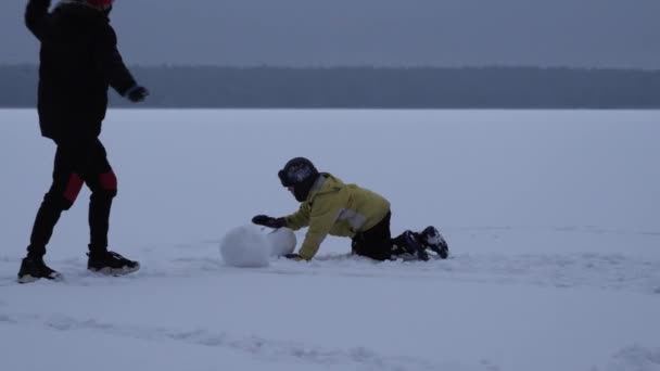 Niños Hacen Muñeco Nieve Noche — Vídeos de Stock