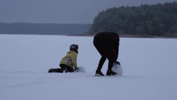 Παιδιά Κάνουν Χιονάνθρωπο Βράδυ — Αρχείο Βίντεο