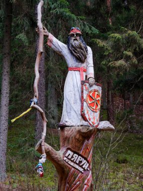 2020 Ormanı 'ndaki bir patikada Belarus mimarisinin ahşap heykeli.