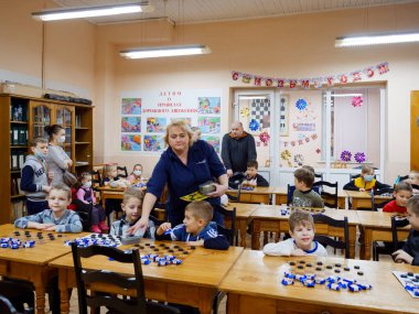 GOMEL, BELARUS - 27 Aralık 2020: Çocuklar arasında Yılbaşı Dama Turnuvası. Şeker 2020 şampiyonlarıyla eş zamanlı oyun