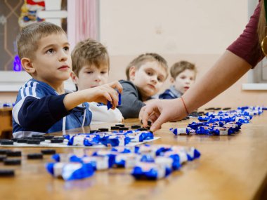 GOMEL, BELARUS - 27 Aralık 2020: Çocuklar arasında Yılbaşı Dama Turnuvası. Şeker 2020 şampiyonlarıyla eş zamanlı oyun