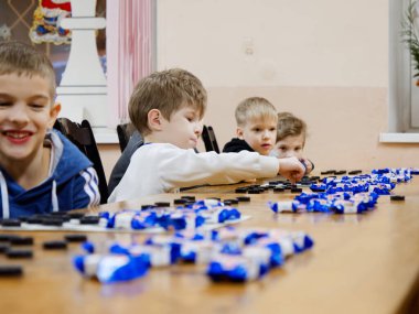 GOMEL, BELARUS - 27 Aralık 2020: Çocuklar arasında Yılbaşı Dama Turnuvası. Şeker 2020 şampiyonlarıyla eş zamanlı oyun