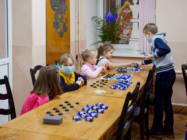 GOMEL, BELARUS - 27 Aralık 2020: Çocuklar arasında Yılbaşı Dama Turnuvası. Şeker 2020 şampiyonlarıyla eş zamanlı oyun