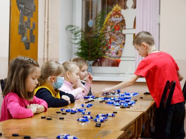 GOMEL, BELARUS - 27 Aralık 2020: Çocuklar arasında Yılbaşı Dama Turnuvası. Şeker 2020 şampiyonlarıyla eş zamanlı oyun