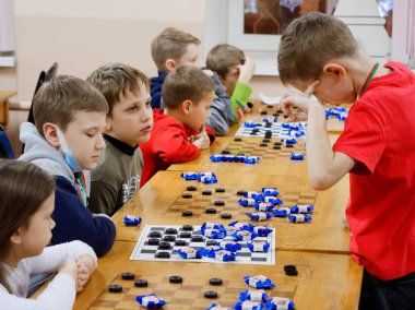 GOMEL, BELARUS - 27 Aralık 2020: Çocuklar arasında Yılbaşı Dama Turnuvası. Şeker 2020 şampiyonlarıyla eş zamanlı oyun