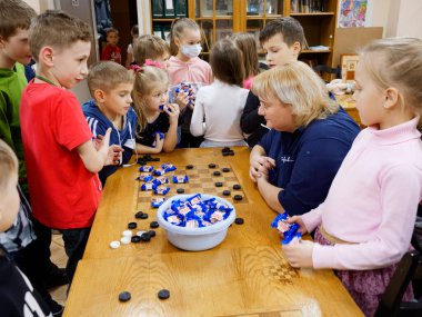 GOMEL, BELARUS - 27 Aralık 2020: Çocuklar arasında Yılbaşı Dama Turnuvası. Şeker 2020 şampiyonlarıyla eş zamanlı oyun