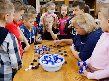 GOMEL, BELARUS - 27 Aralık 2020: Çocuklar arasında Yılbaşı Dama Turnuvası. Şeker 2020 şampiyonlarıyla eş zamanlı oyun