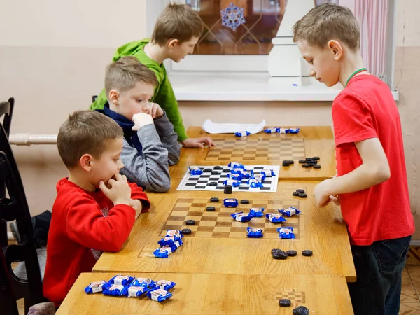 Gomel Belarus 2020年12月27日 子供たちの間で祭りの新年のチェッカートーナメント キャンディ2020のチャンピオンとの同時ゲーム — ストック写真