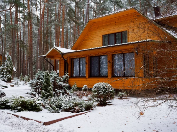 冬の松の森の美しい木造カントリーハウスコテージ2021 — ストック写真