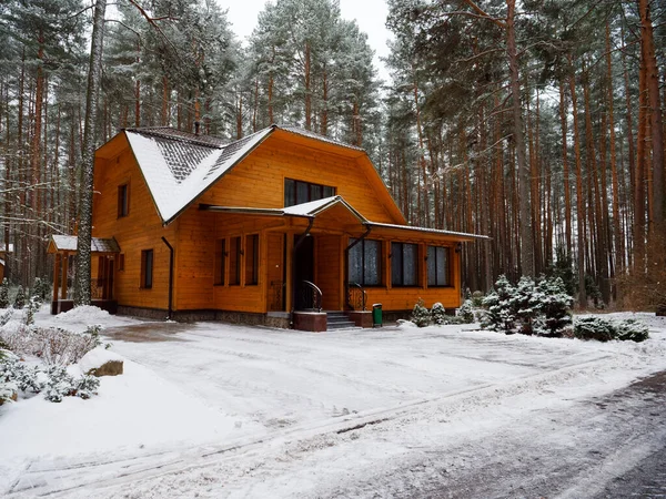 Schöne Hölzerne Landhaus Hütte Winter Kiefernwald 2021 — Stockfoto