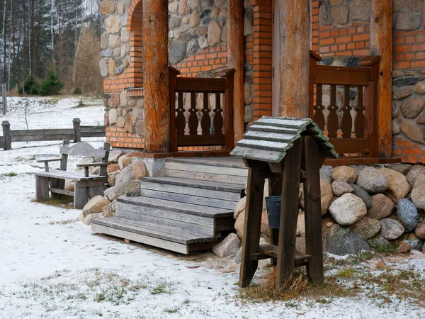 ベラルーシ内陸部の木造小屋2020の古い民族村の要素 — ストック写真