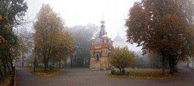 GOMEL, BELARUS - 23 EKİM 2015: Sonbaharda sis içinde şehir parkı. Rumyantsev sarayı mimarisi 2021