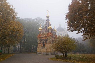 GOMEL, BELARUS - 23 EKİM 2015: Sonbaharda sis içinde şehir parkı. Rumyantsev sarayı mimarisi 2021