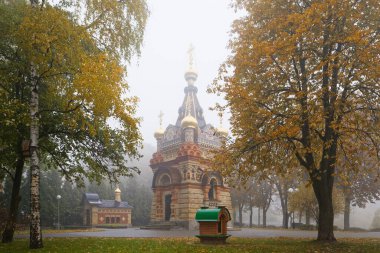 GOMEL, BELARUS - 23 EKİM 2015: Sonbaharda sis içinde şehir parkı. Rumyantsev sarayı mimarisi 2021