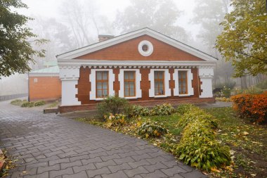 GOMEL, BELARUS - 23 EKİM 2015: Sonbaharda sis içinde şehir parkı. Rumyantsev sarayı mimarisi 2021