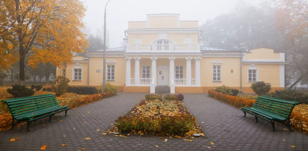 Gomel Belarus Outubro 2015 Parque Cidade Outono Neblina Rumyantsev Palácio — Fotografia de Stock