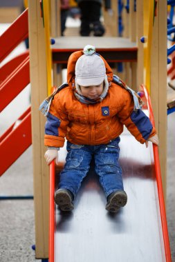 2021 ağaçtan yapılmış oyun parkında oynayan çocuk.