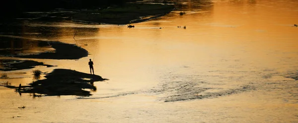 Pescador Captura Peces Río Atardecer Naturaleza 2021 — Foto de Stock