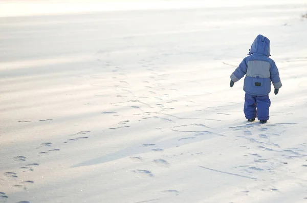 Pequeño Niño Solitario Invierno Hielo Nieve 2020 — Foto de Stock