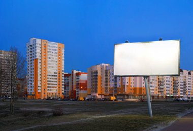 Alacakaranlık 'taki reklam panosu boş. GOMEL, BELARUS 2021