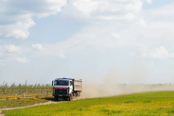 Gomel Λευκορωσία Μαΐου 2016 Ένα Φορτηγό Την Τέντα Εκτελεί Μεταφορά — Φωτογραφία Αρχείου