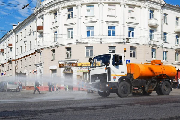 GOMEL, BELARUS - 4 Mayıs 2016: Sıcak havada şehrin sokaklarını sulama makinesi