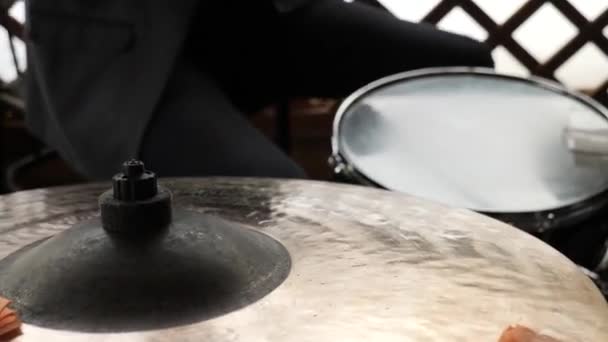 Man muzikant drummer spelen drums in ensemble — Stockvideo